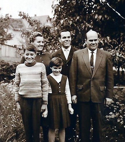 Abbildung 7: Vater mit Familie Ende der 1950er Jahre